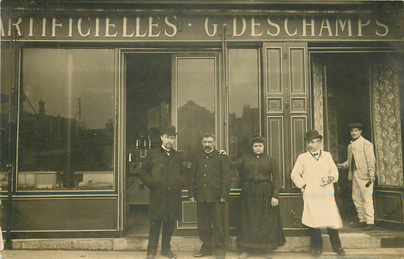 Photographie ancienne de la devanture G. Deschamps, couveuses artificielles, 1914